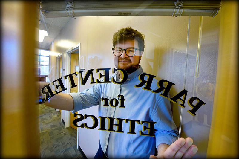 在线博彩 philosophy alumnus Alex Richardson ’13 at his University of North Carolina office