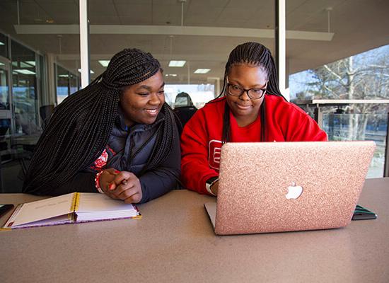 在线博彩 students working at a laptop